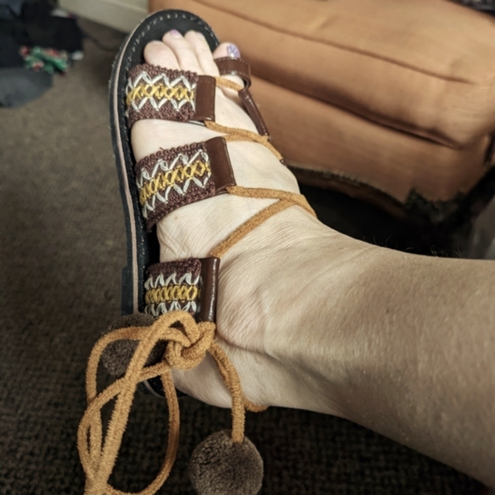 NIB POL Shoes Sandel Pom Poms